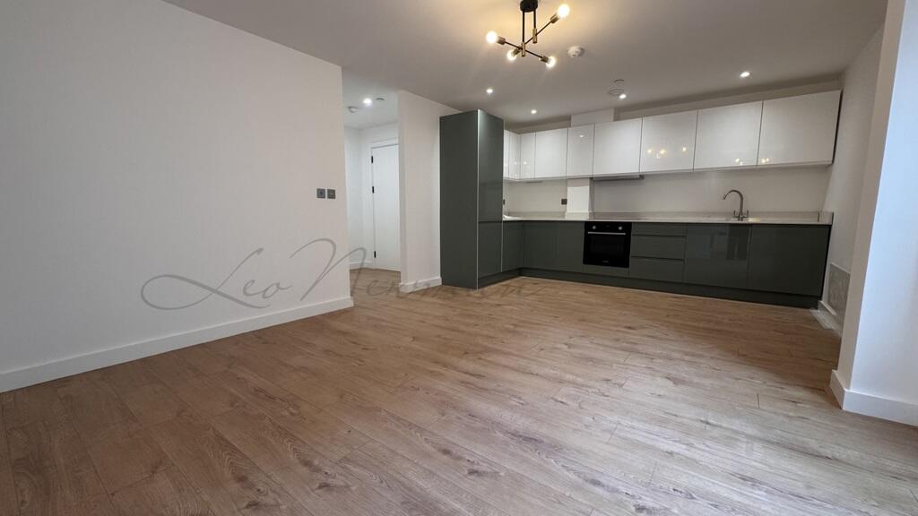 3 bed Duplex for rent in London. From Leo Newman - London