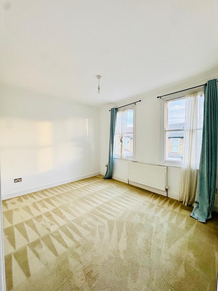 3 bed Mid Terraced House for rent in Woodford. From Lets Move Properties Ltd - Walthamstow