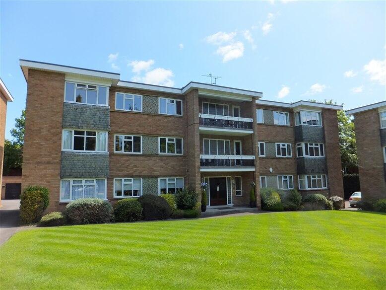 2 bed 1st Floor Flat for rent in Little Aston. From Harveys Estate Agents - Sutton Coldfield