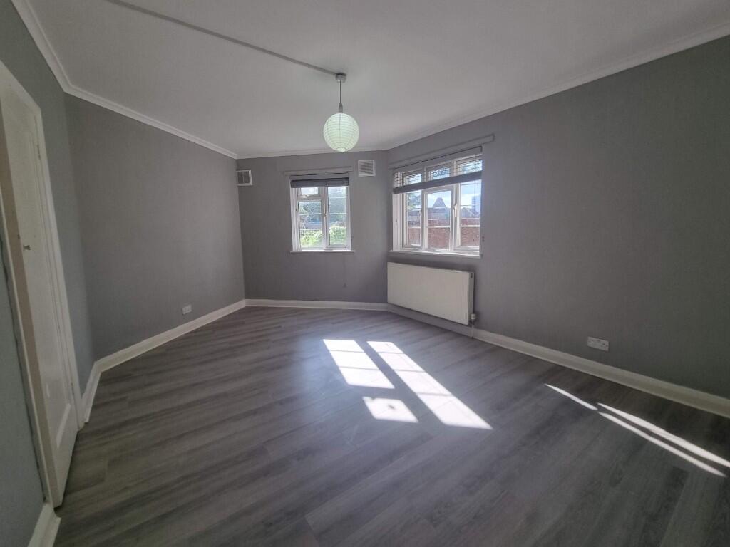 2 bed 1st Floor Flat for rent in Staines-upon-Thames. From Live London Estates 2 bed 1st Floor Flat for rent in Staines-upon-Thames. From Live London Estates