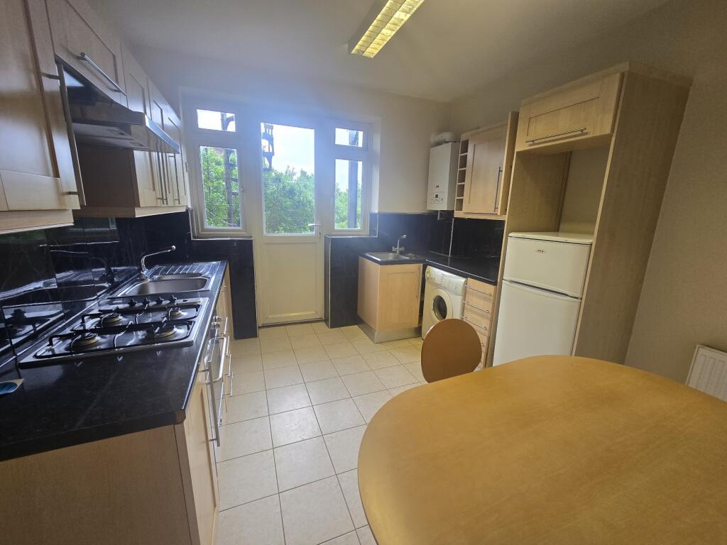 3 bed 1st Floor Flat for rent in London. From Live London Estates