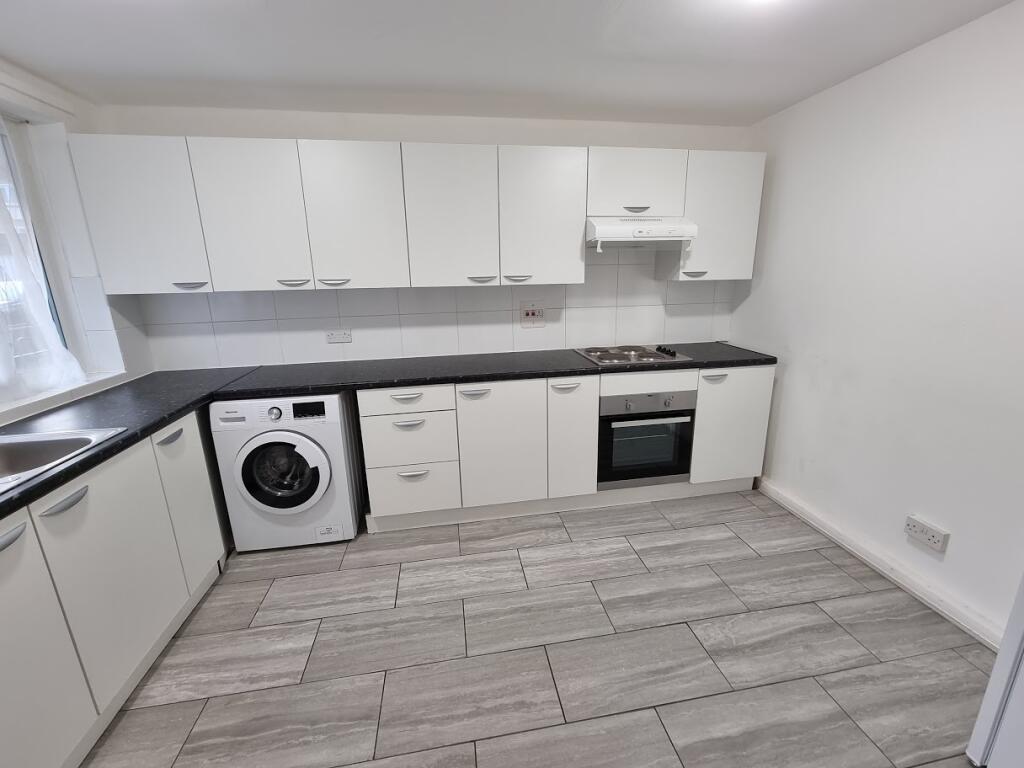 3 bed 1st Floor Flat for rent in Bow. From Live London Estates