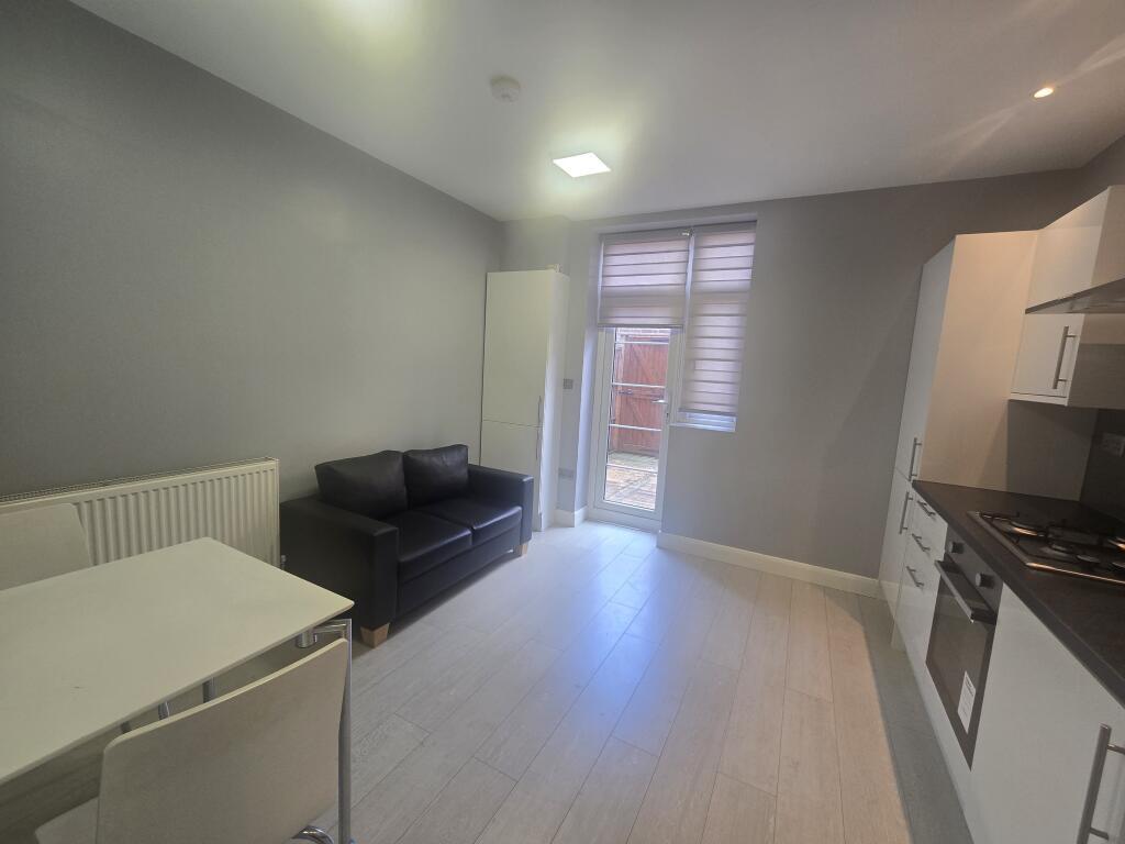 2 bed 1st Floor Flat for rent in London. From Live London Estates