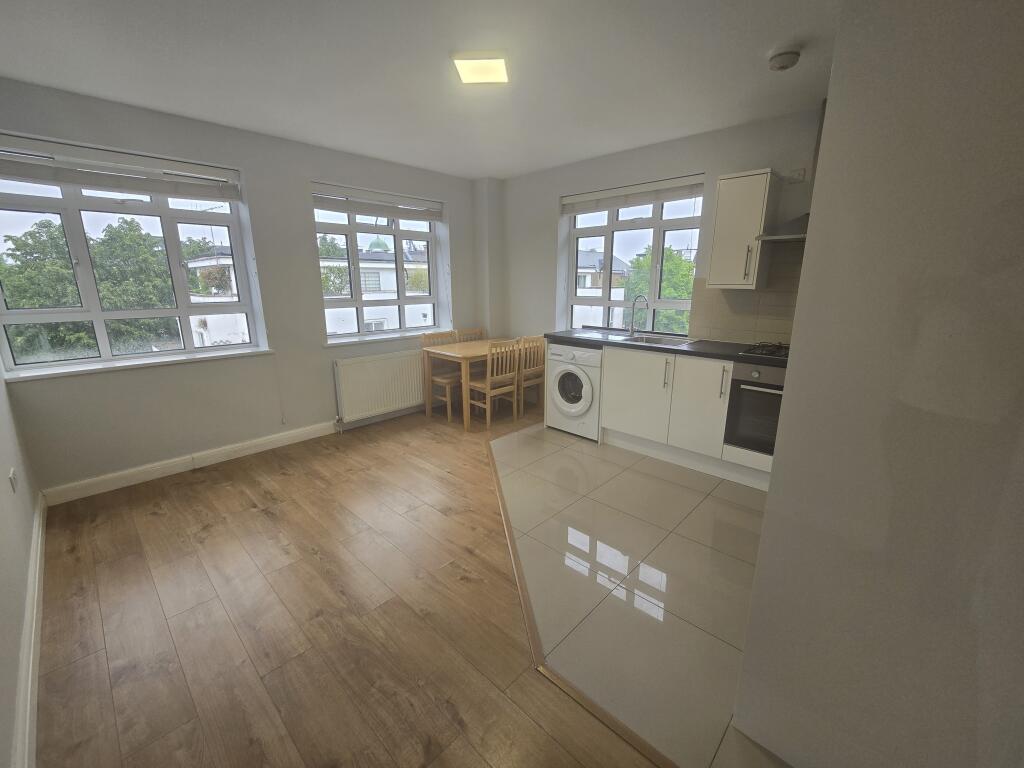 3 bed 1st Floor Flat for rent in London. From Live London Estates