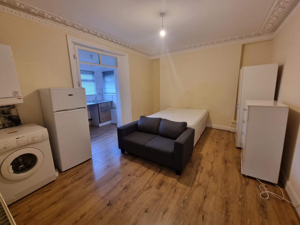 3 bed Studio for rent in London. From Live London Estates