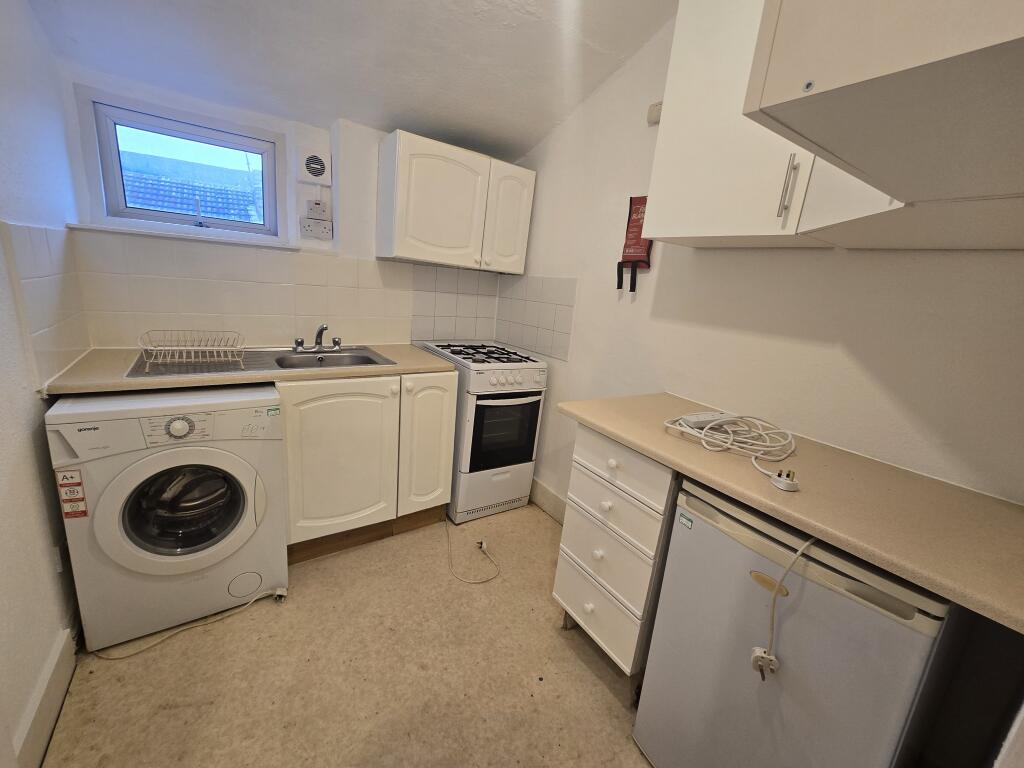 3 bed Studio for rent in Streatham. From Live London Estates