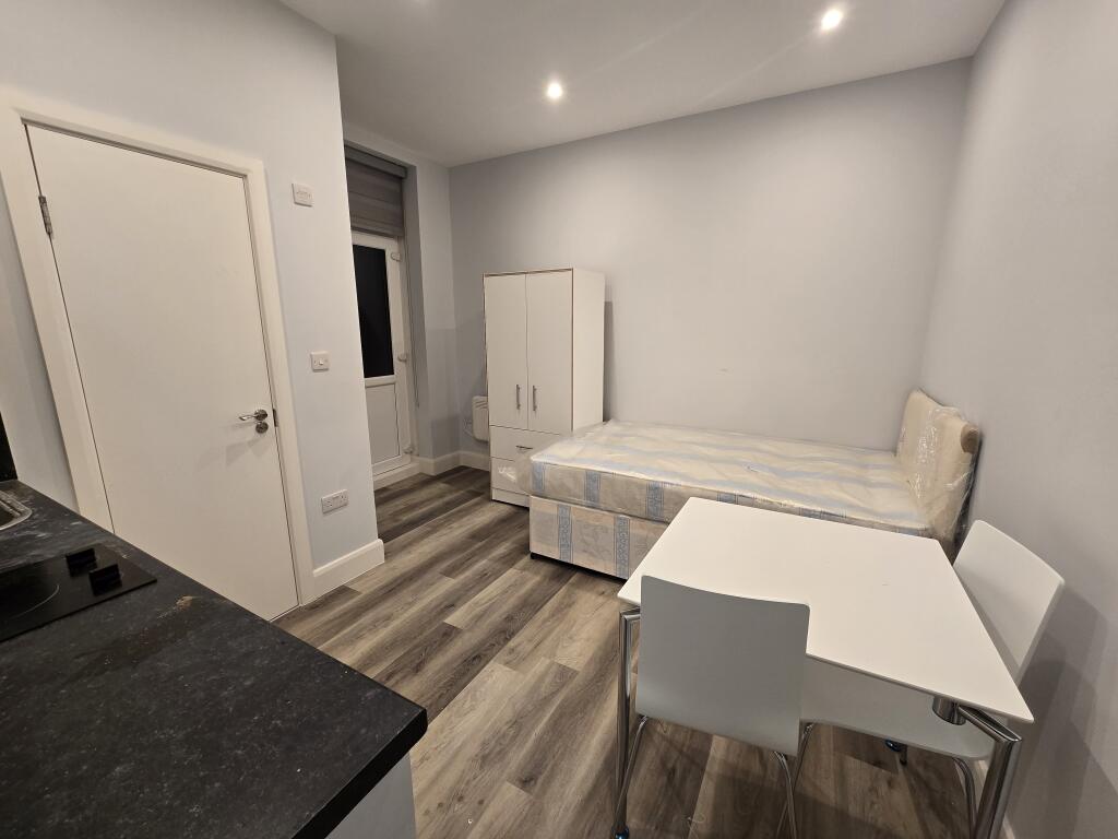 4 bed Studio for rent in London. From Live London Estates