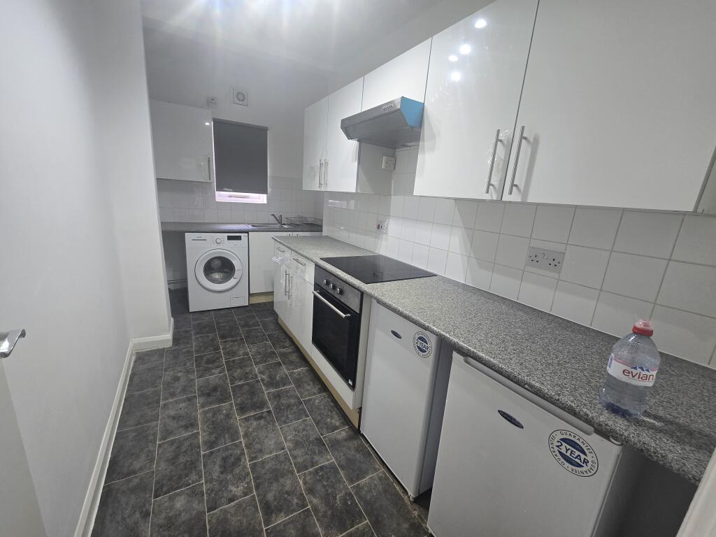 3 bed 1st Floor Flat for rent in London. From Live London Estates