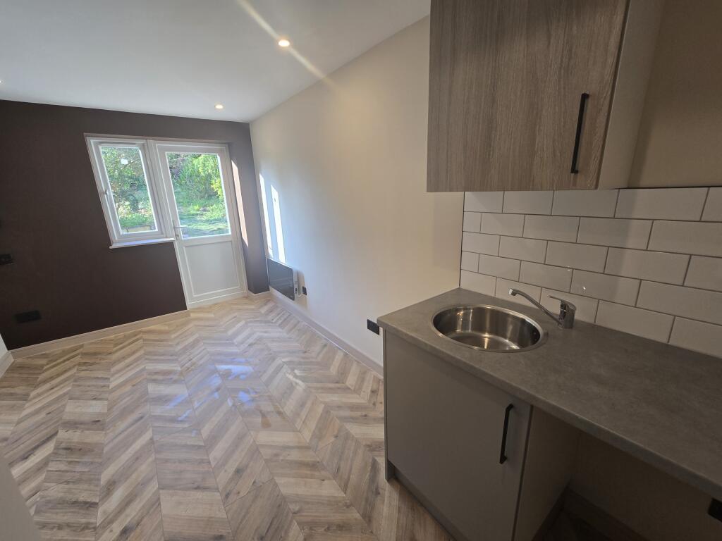 4 bed Studio for rent in Greenford. From Live London Estates