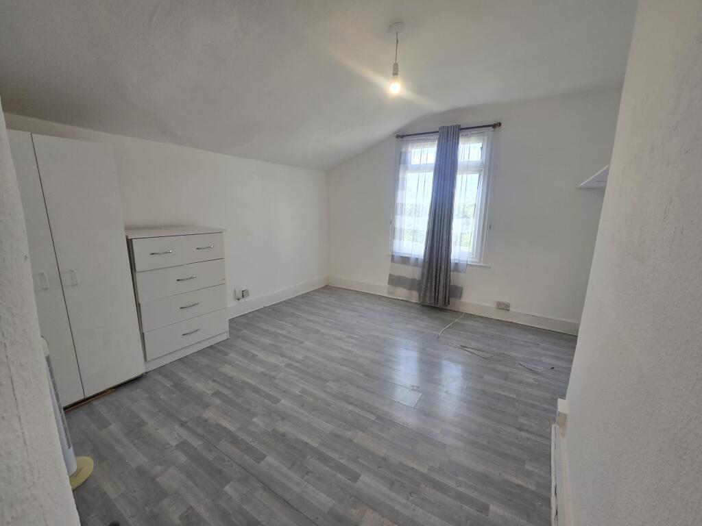 3 bed Studio for rent in London. From Live London Estates