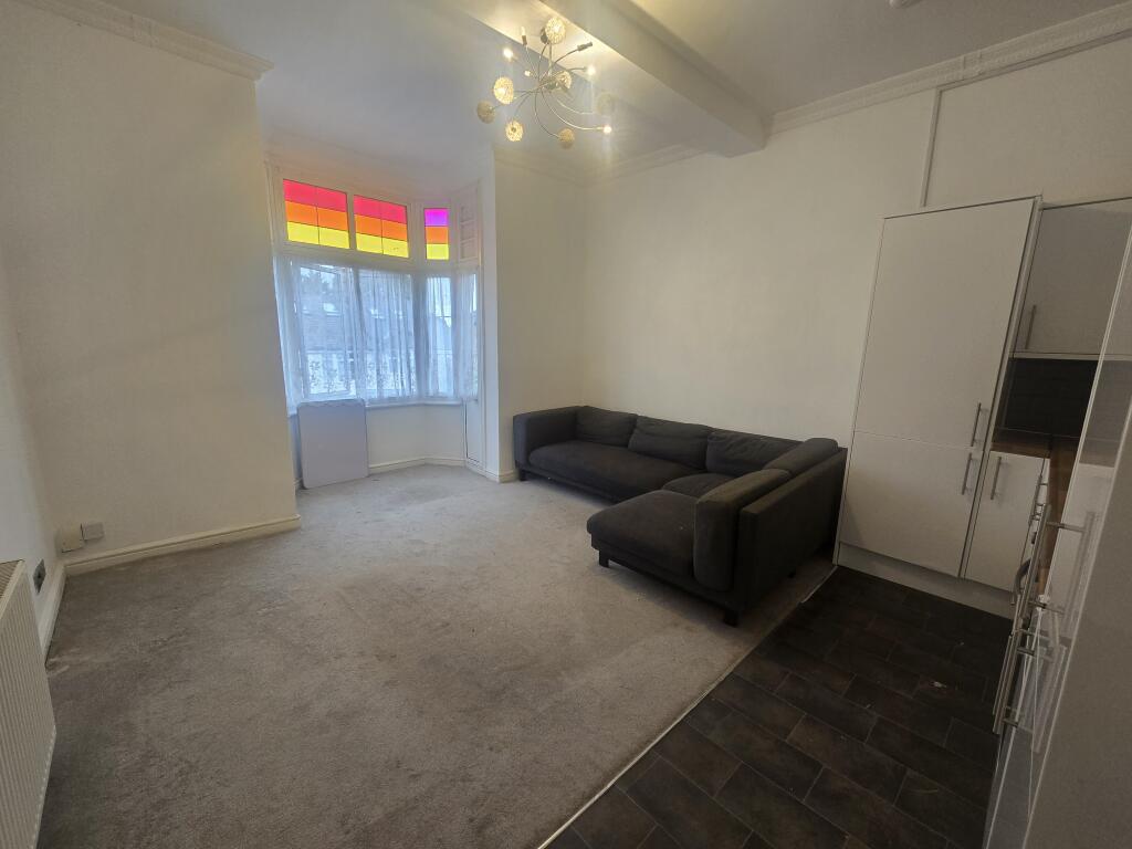 2 bed 1st Floor Flat for rent in Hendon. From Live London Estates