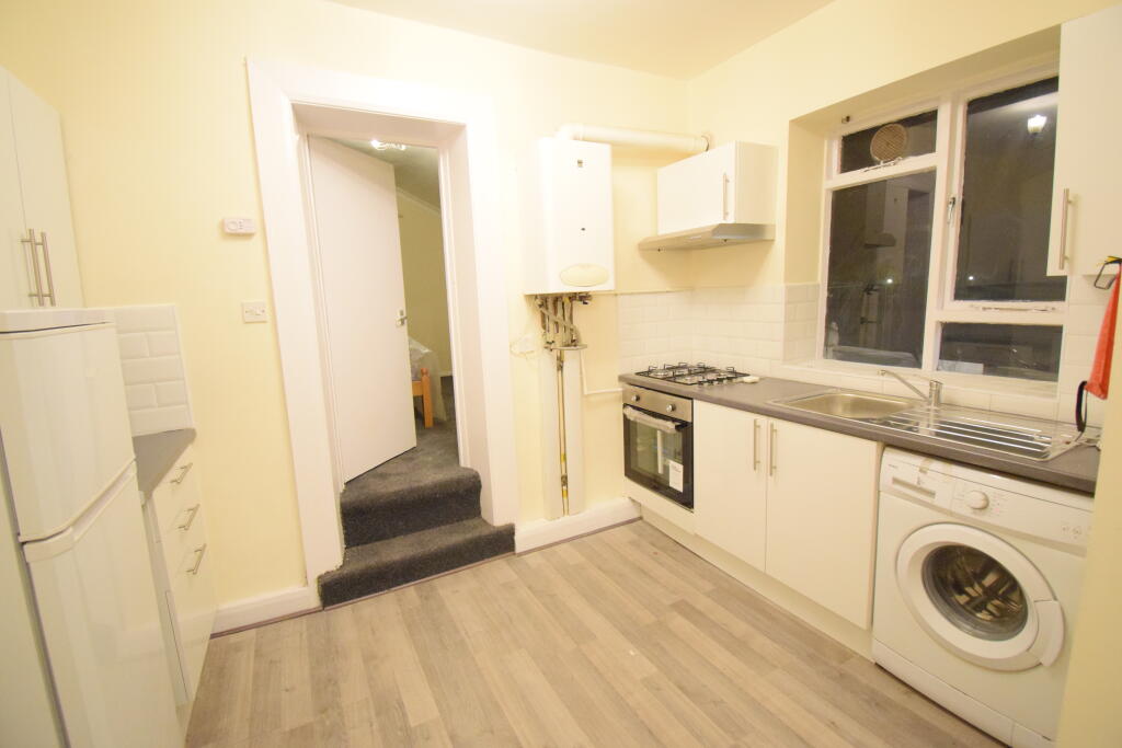 1 bed 1st Floor Flat for rent in London. From Live London Estates