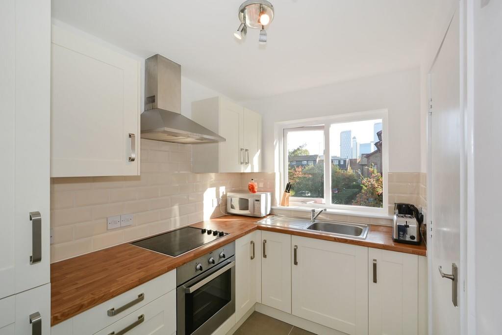 2 bed Apartment for rent in Poplar. From Living in London
