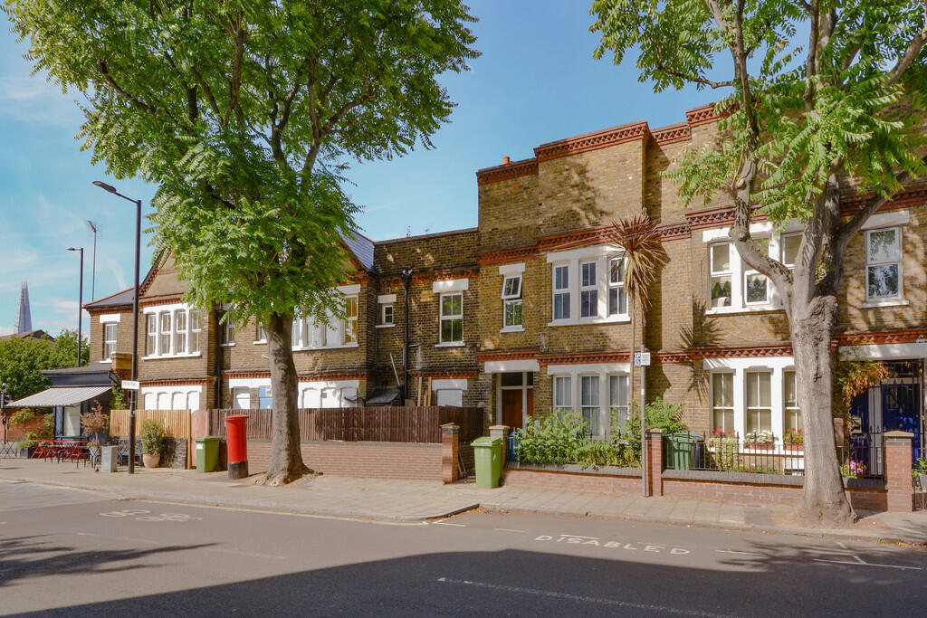 2 bed Apartment for rent in London. From Living in London - Canada Water Tube Station