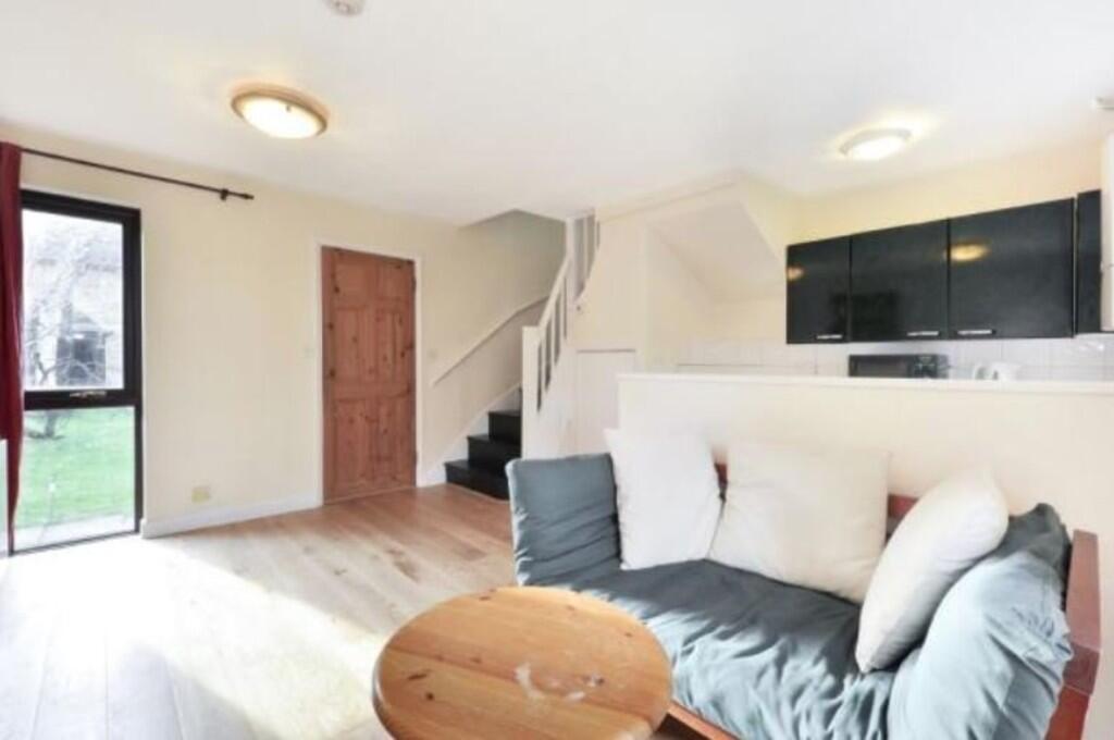 1 bed Mid Terraced House for rent in Poplar. From Living in London - Canada Water Tube Station