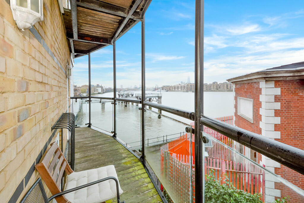 2 bed Apartment for rent in Stepney. From Living in London - Canada Water Tube Station