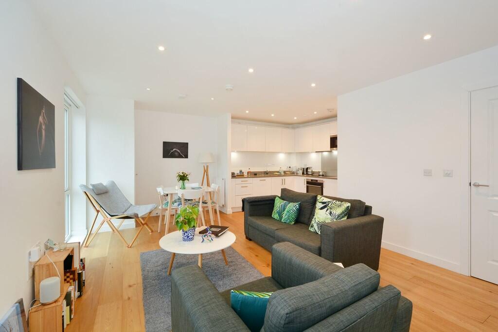 2 bed Apartment for rent in Poplar. From Living in London - Canada Water Tube Station