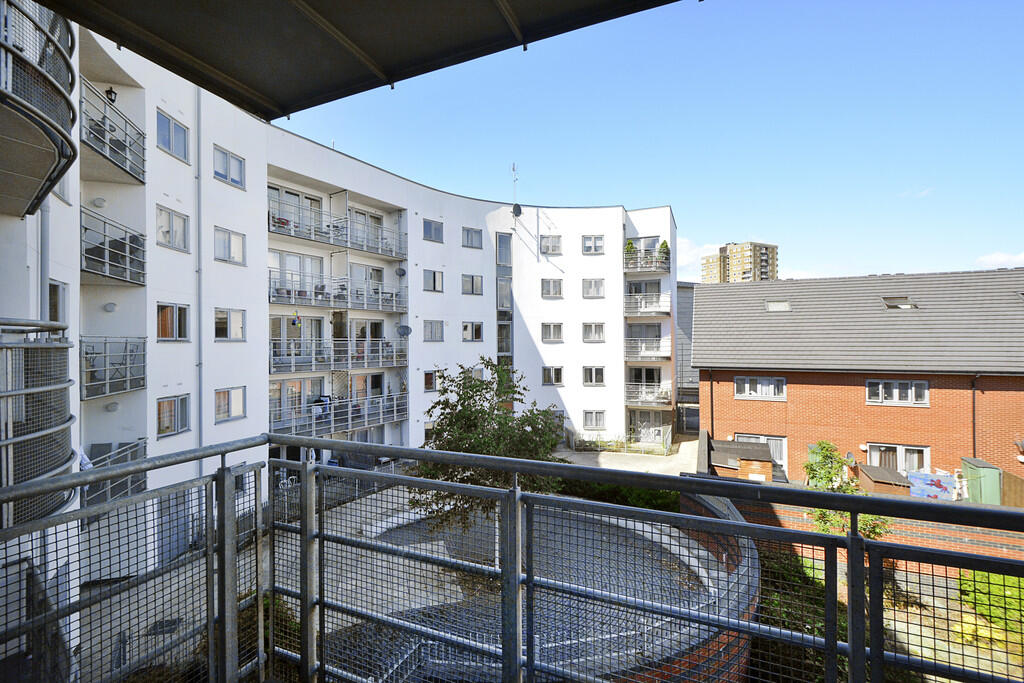 2 bed Apartment for rent in London. From Living in London - Canada Water Tube Station