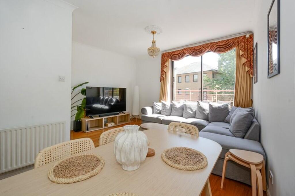 5 bed Mid Terraced House for rent in Deptford. From Living in London - Canada Water Tube Station