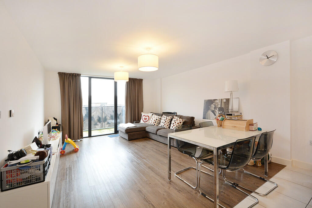2 bed 1st Floor Flat for rent in Bermondsey. From Living in London - Canada Water Tube Station