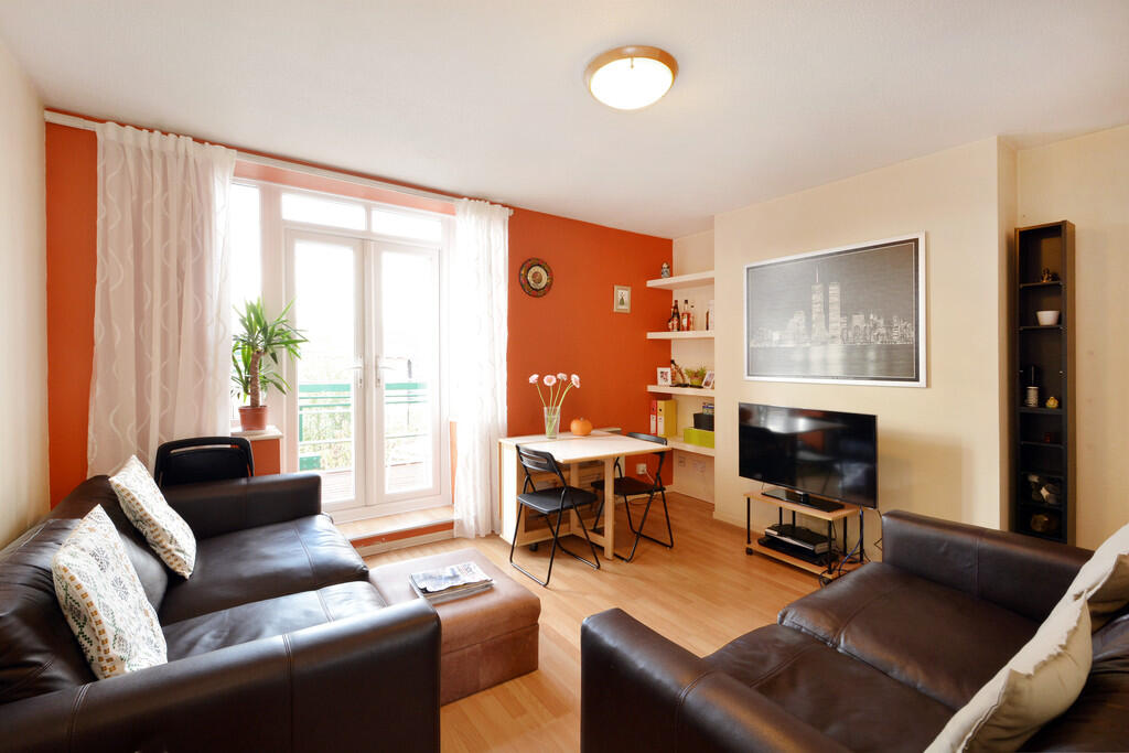 2 bed Apartment for rent in Poplar. From Living in London - Canada Water Tube Station