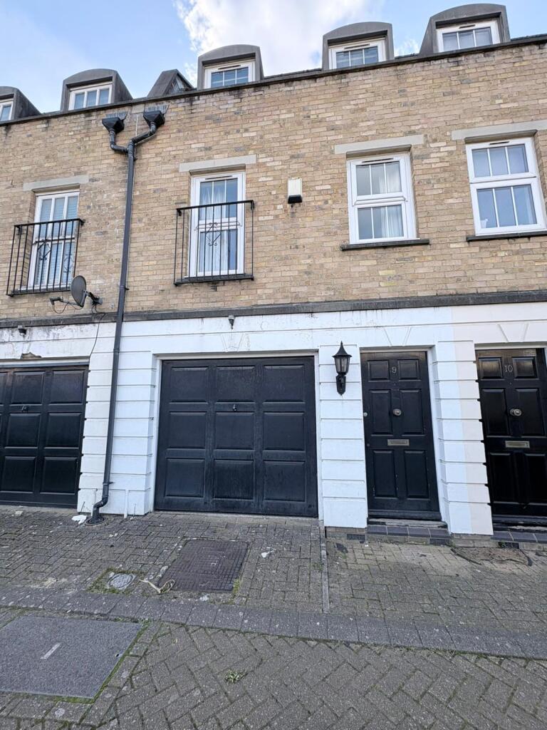 3 bed Town House for rent in Deptford. From LONDON & COUNTRY - London 3 bed Town House for rent in Deptford. From LONDON & COUNTRY - London