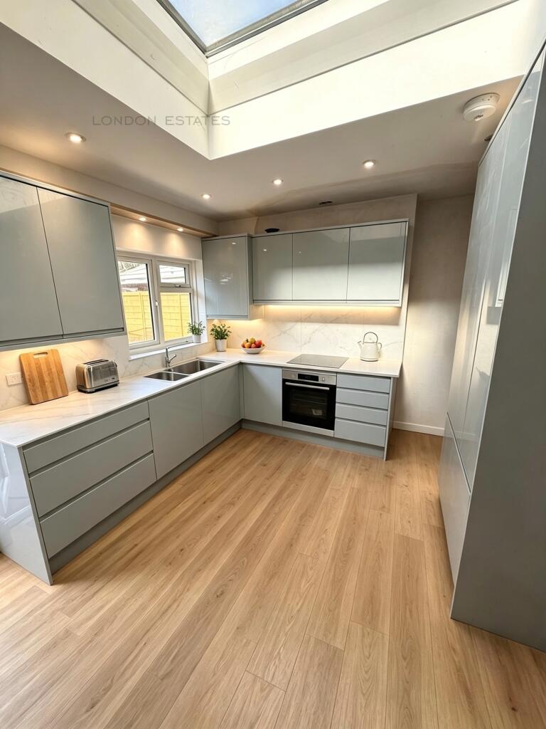 5 bed Mid Terraced House for rent in Hammersmith. From London Estates 5 bed Mid Terraced House for rent in Hammersmith. From London Estates