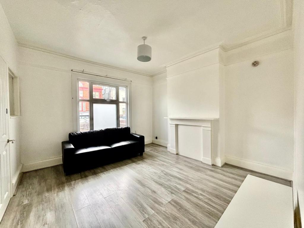 2 bed 1st Floor Flat for rent in Ealing. From London Homes Residential 2 bed 1st Floor Flat for rent in Ealing. From London Homes Residential