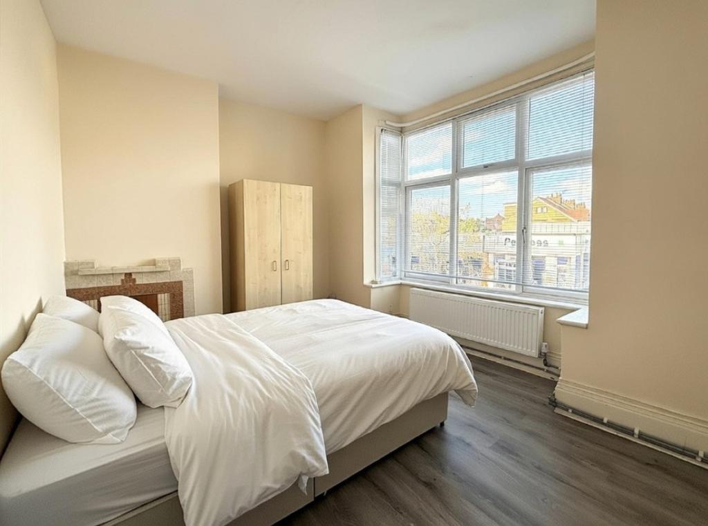 3 bed Flat Share for rent in Ealing. From London Homes Residential