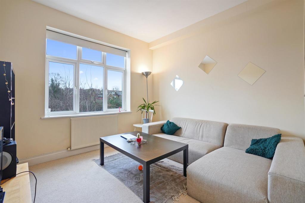 3 bed 1st Floor Flat for rent in London. From London Homes Residential