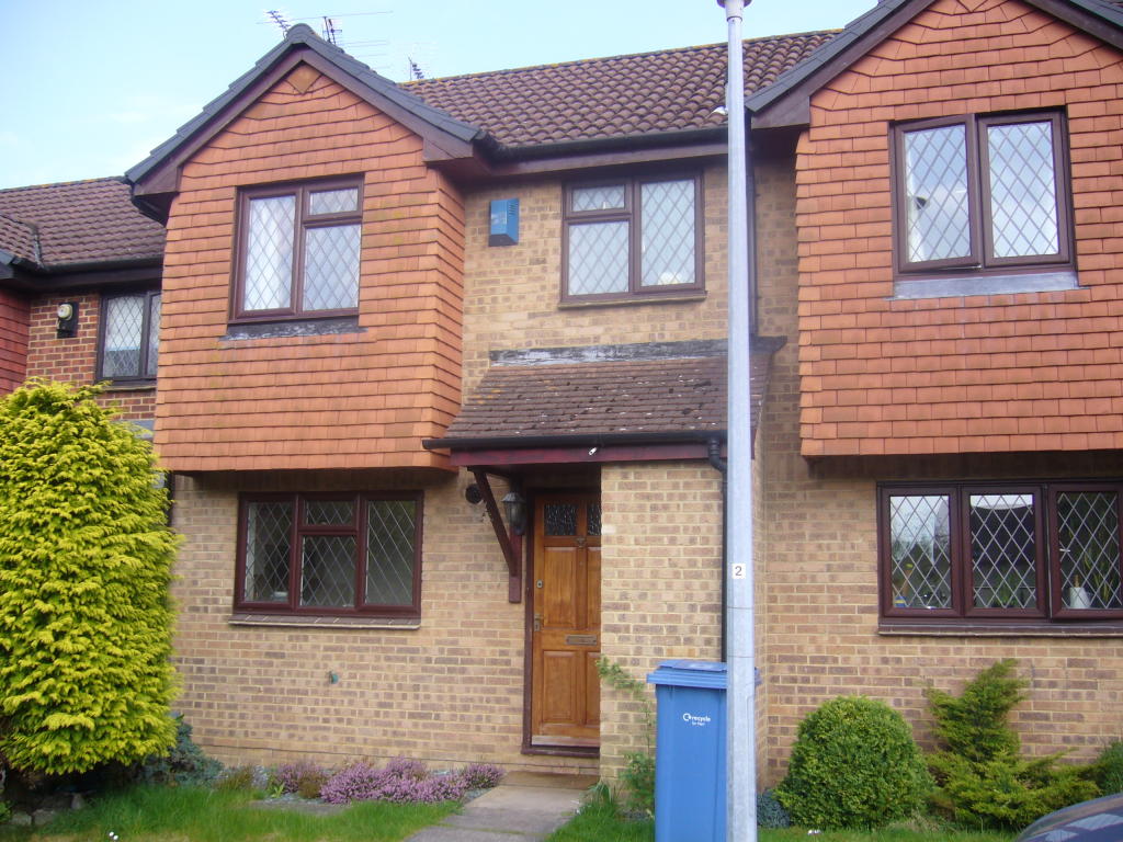 2 bed Mid Terraced House for rent in Yateley. From Henlys Estate Agents - Yateley