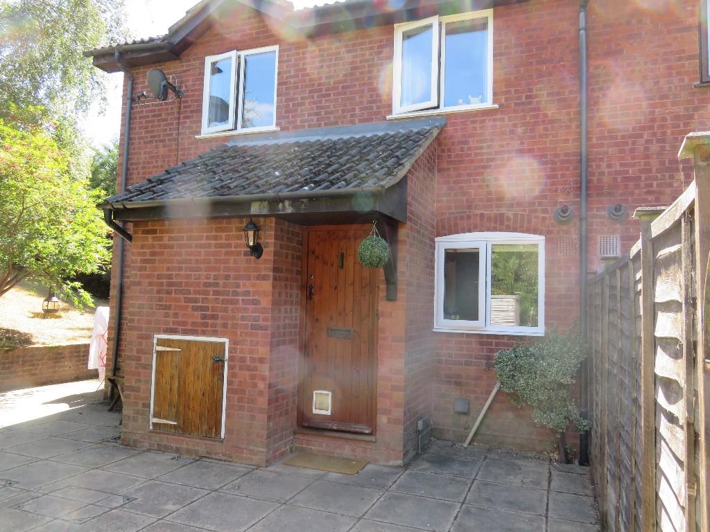 2 bed End of Terrace for rent in Sandhurst. From Henlys Estate Agents - Yateley