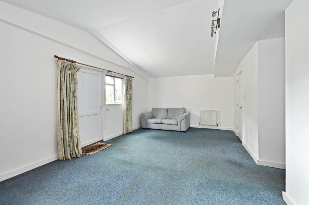 1 bed Apartment for rent in Yateley. From Henlys Estate Agents - Yateley