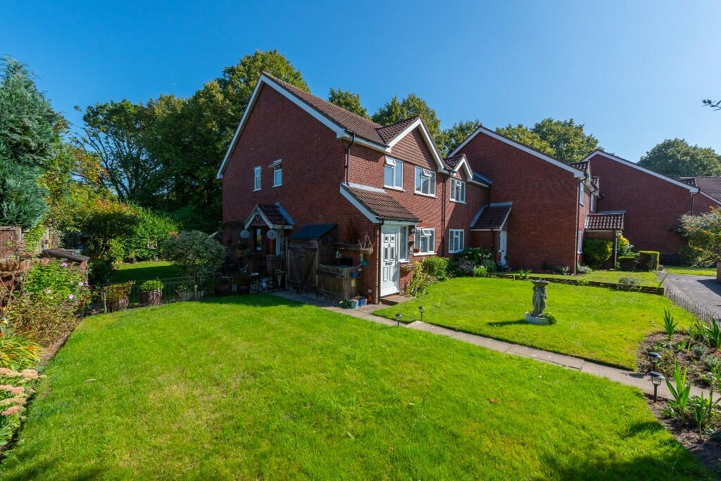 2 bed Annexe for rent in Lightwater. From Henlys Estate Agents - Yateley