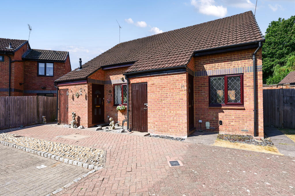 1 bed Semi Detached for rent in Bagshot. From Henlys Estate Agents - Yateley