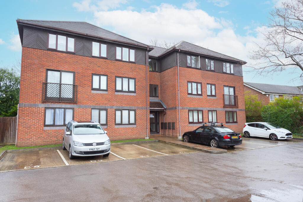 2 bed Apartment for rent in Camberley. From Henlys Estate Agents - Yateley