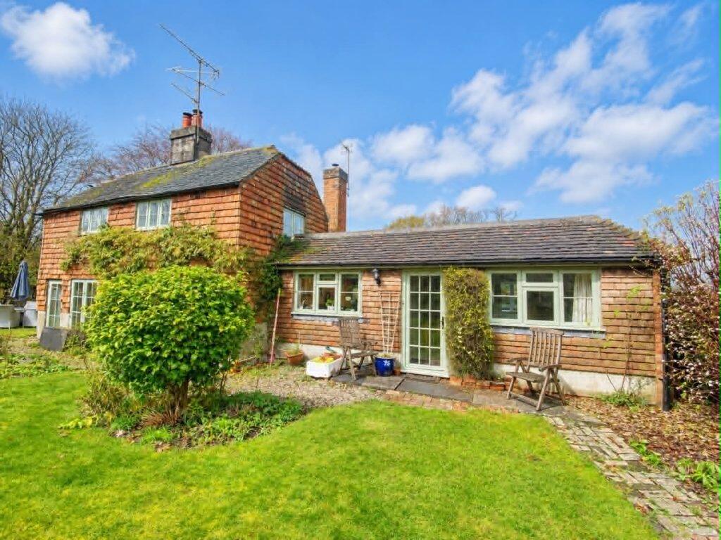 1 bed Cottage for rent in Headley. From Henwick Properties - Thatcham
