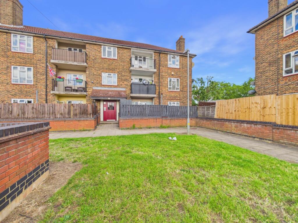 3 bed Apartment for rent in Aveley. From M & P Estates - South Ockendon