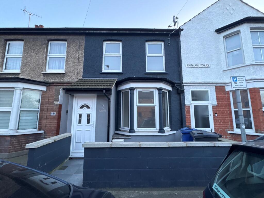 5 bed Mid Terraced House for rent in Aveley. From M & P Estates - South Ockendon