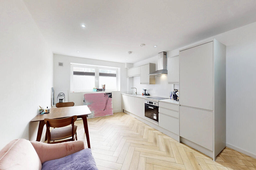1 bed 1st Floor Flat for rent in London. From Macarthur Morrison