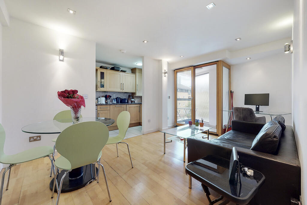 2 bed 1st Floor Flat for rent in London. From Macarthur Morrison