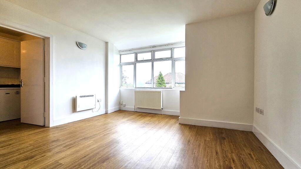 4 bed Studio for rent in Penge. From Macks Properties Ltd - Bickley