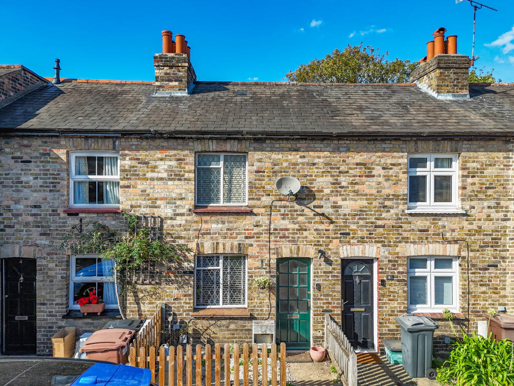 2 bed Mid Terraced House for rent in Chelmsford. From HOME - Chelmsford