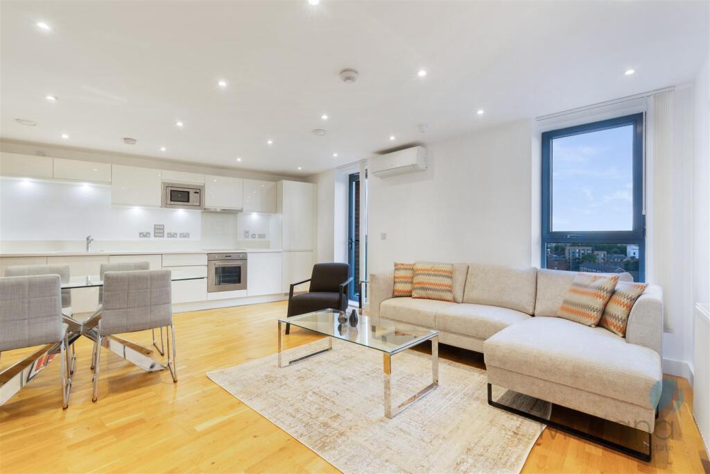 3 bed Apartment for rent in London. From Mariana Real Estate