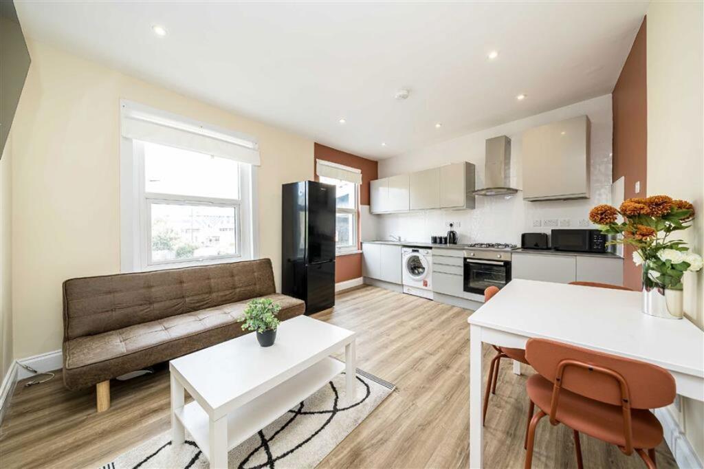 3 bed 1st Floor Flat for rent in London. From Marsh & Parsons - Brixton 3 bed 1st Floor Flat for rent in London. From Marsh & Parsons - Brixton
