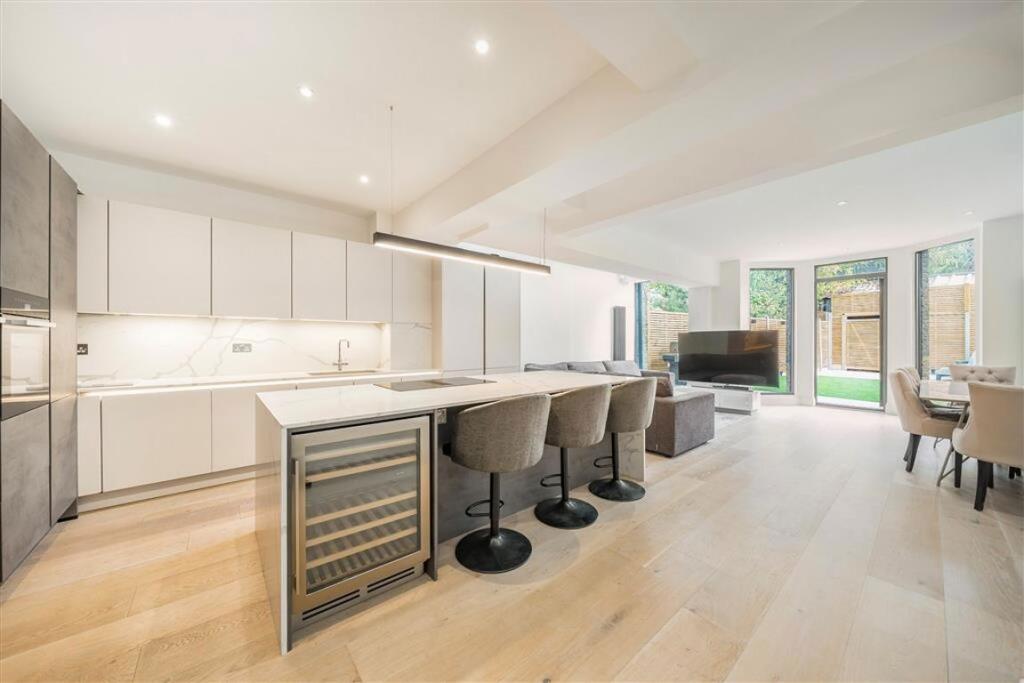 6 bed Mid Terraced House for rent in Streatham. From Marsh & Parsons - Brixton
