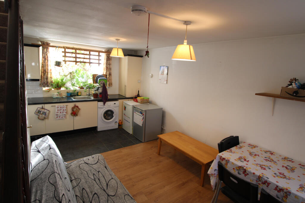 1 bed 1st Floor Flat for rent in Brentford. From Homesearch Ltd - Ealing