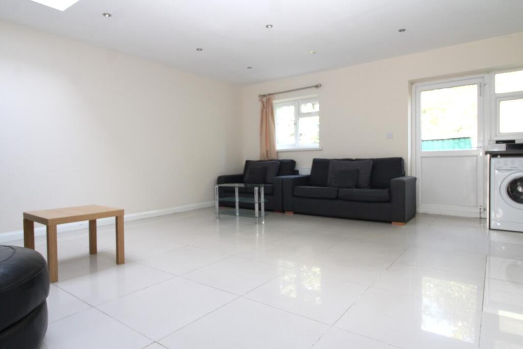 4 bed End of Terrace for rent in Brentford. From Homesearch Ltd - Ealing
