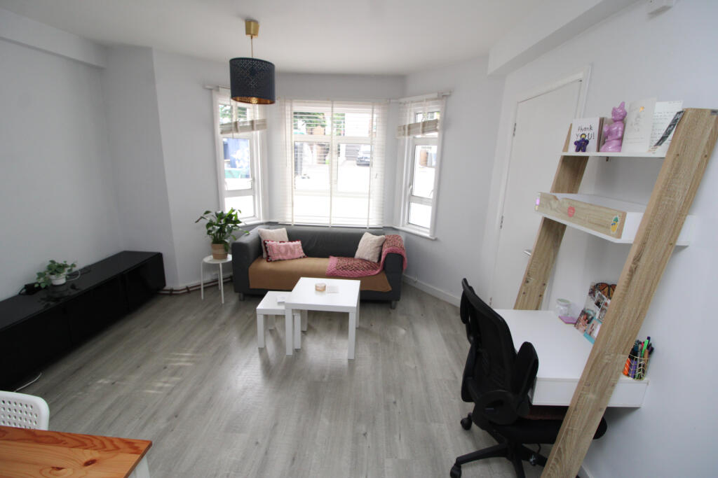 4 bed Studio for rent in London. From Homesearch Ltd - Ealing