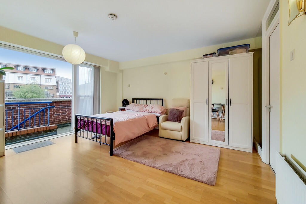 4 bed Studio for rent in Kingston upon Thames. From Martin & Co - Kingston 4 bed Studio for rent in Kingston upon Thames. From Martin & Co - Kingston